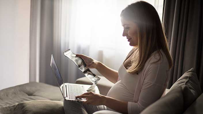 Pregnant woman on laptop