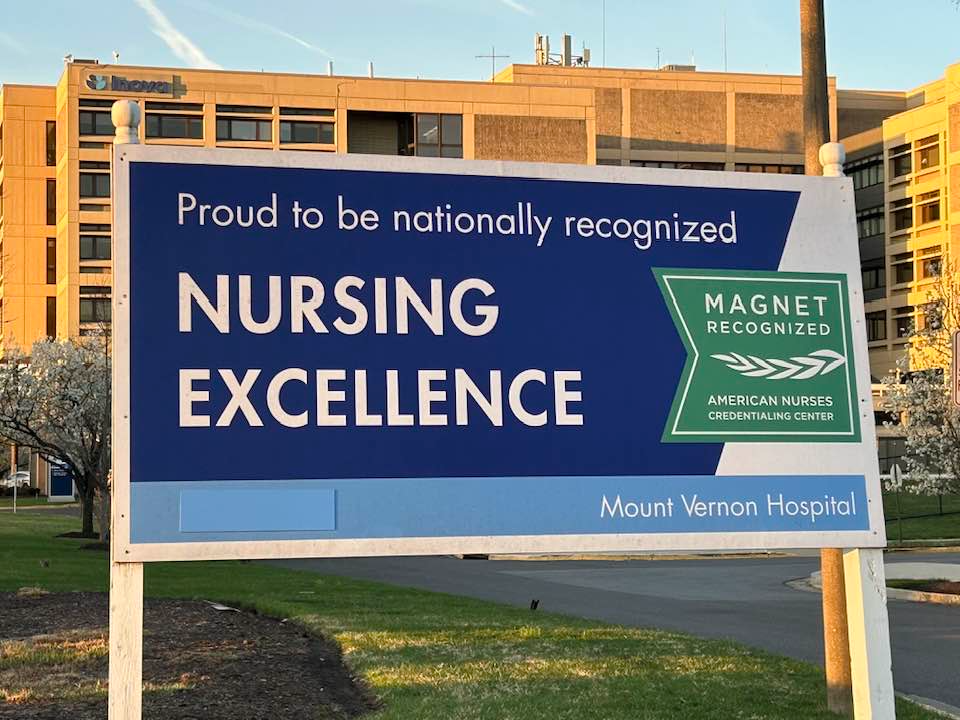 Magnet sign in front of hospital