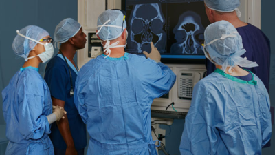 Neurosurgeons collaborating over case.