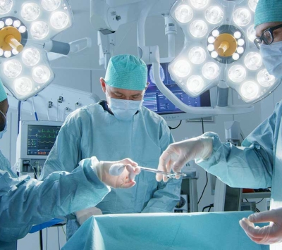 Transplant surgeons in operating room