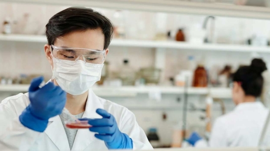 pharmacist working in lab